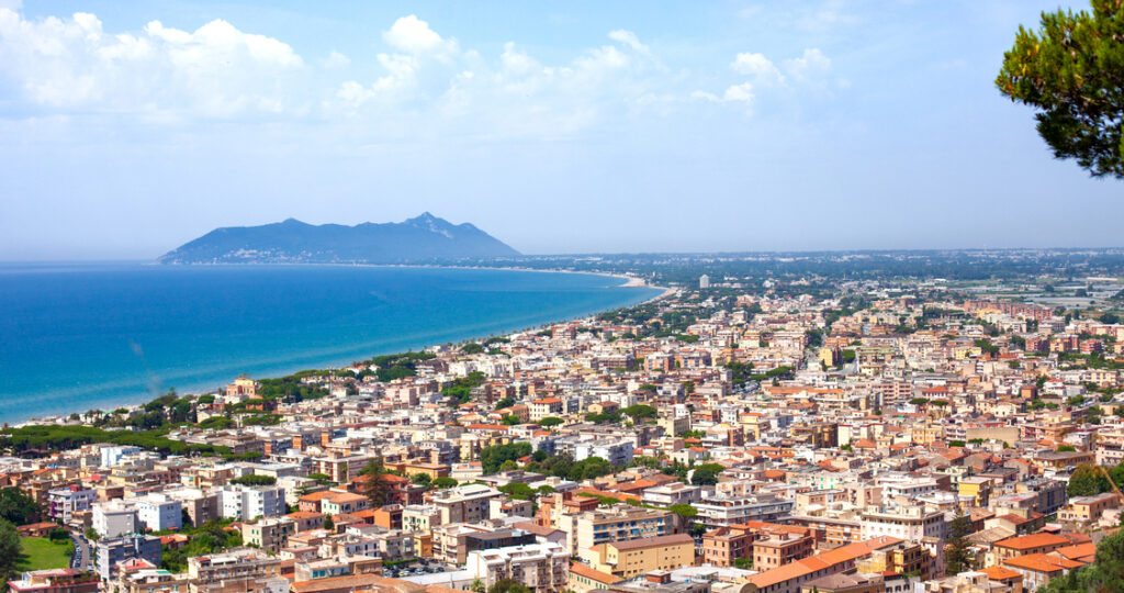 Terracina mette a gara 86 concessioni balneari: indennizzi riconosciuti con tetto provvisorio di 100.000 € e perizie a carico degli uscenti