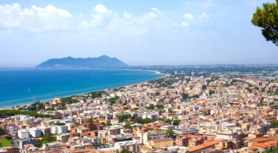 Terracina mette a gara 86 concessioni balneari: indennizzi riconosciuti con tetto provvisorio di 100.000 € e perizie a carico degli uscenti
