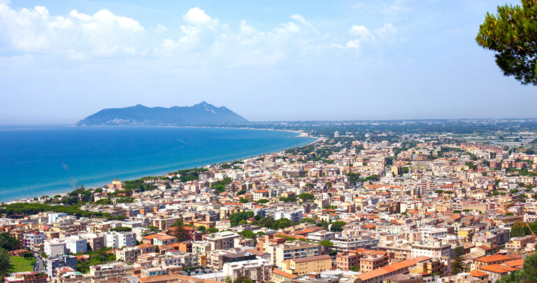 Terracina mette a gara 86 concessioni balneari: indennizzi riconosciuti con tetto provvisorio di 100.000 € e perizie a carico degli uscenti